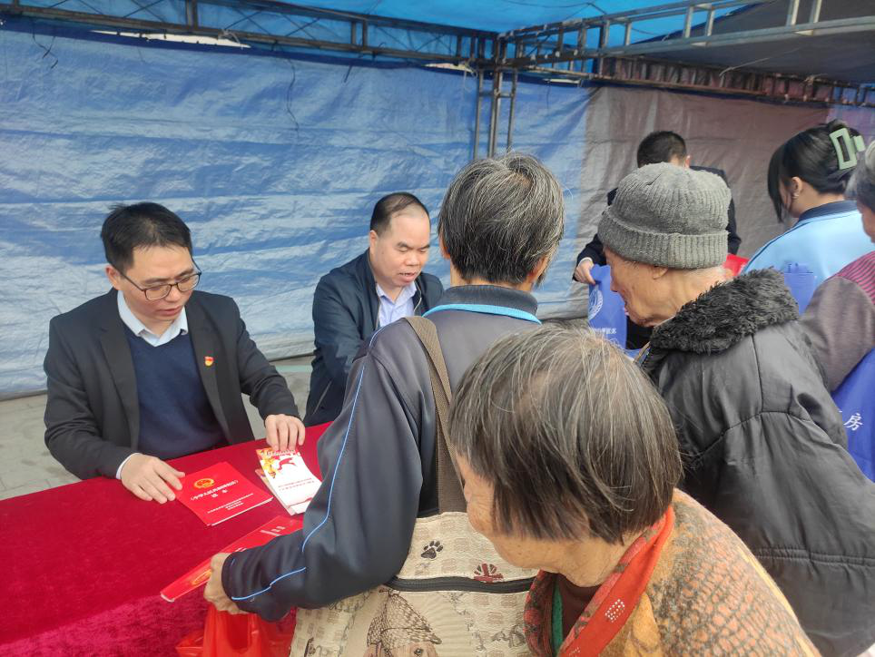 在粤北，村（社区）法律顾问走进清远英德市大站镇侧塘村、黄岗村村委会，开展“宪法宣传”“乡村振兴”两大主题的普法讲座