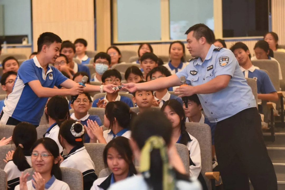 佛山市南海区司法局邀请南海区"八五"普法讲师团讲师分别走进桂江一中