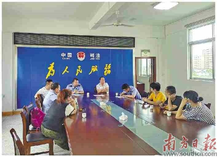 张炽昌正在为群众调解纠纷。受访者供图