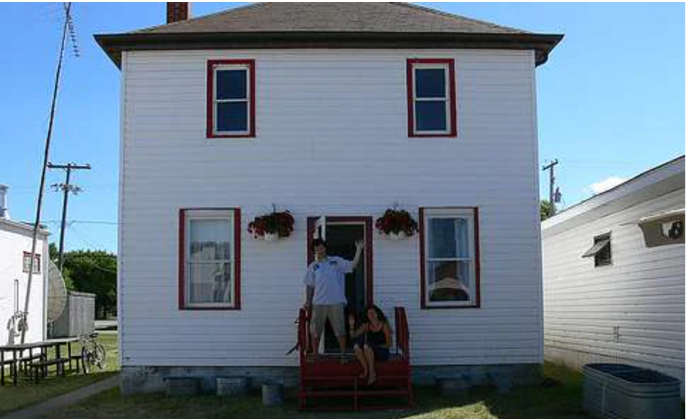 豪横！加国男子市中心打巨幅换物广告 200人疯抢Offer 还有人要拿女朋友换！？