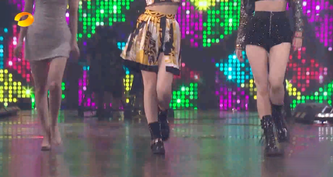 �ź������γ������߹⣬â��̨����˾�̫��������Ź�Ů���ӵ�ȹ�ף�