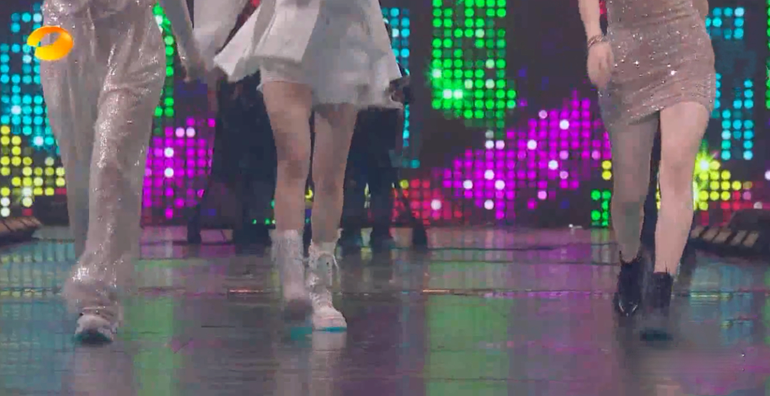 �ź������γ������߹⣬â��̨����˾�̫��������Ź�Ů���ӵ�ȹ�ף�