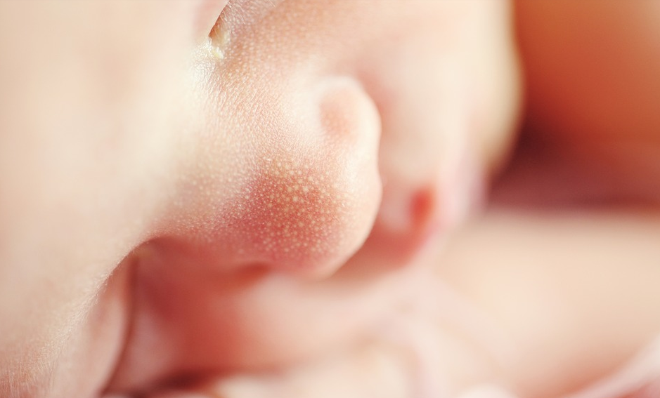 秋天适宜断母乳，各年龄段如何做？