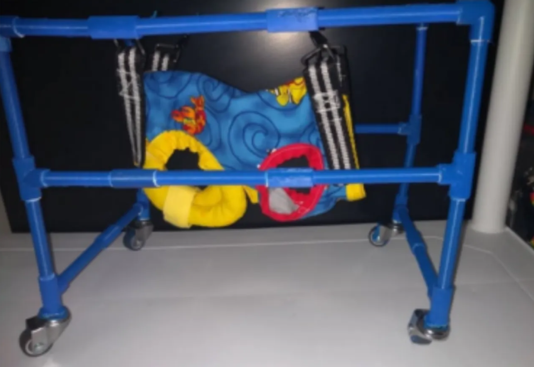 太有爱！54岁的3D打印初学者，为有特殊需要的狗定制了义肢和头盔的图10