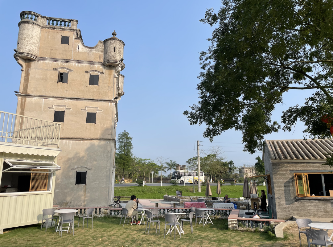 凤朝裡文创园将升平楼旁的古旧建筑修葺活化为休闲咖啡馆，周边还布局了便民服务站、土特产品展销区等。