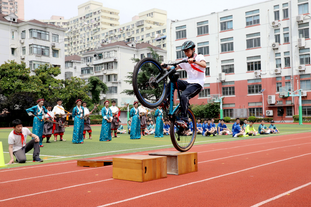 现场,田林三中双轮驱动bike社团和萨迦县中学民族乐器社团展示了