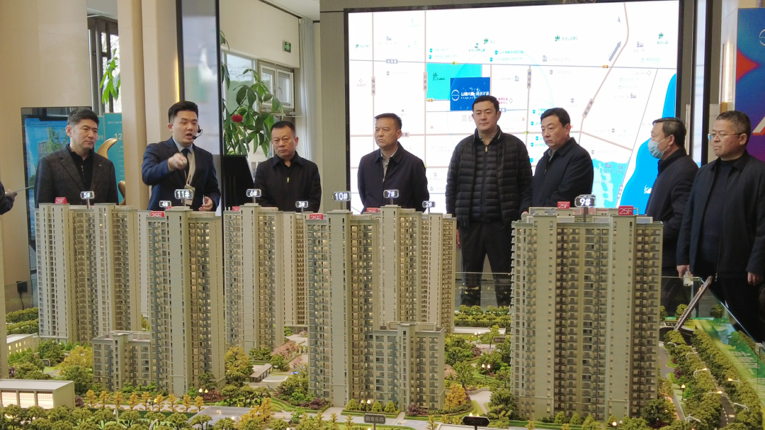 五莲县政府党组成员副县长张作华带队考察被动式超低能耗代表项目德济