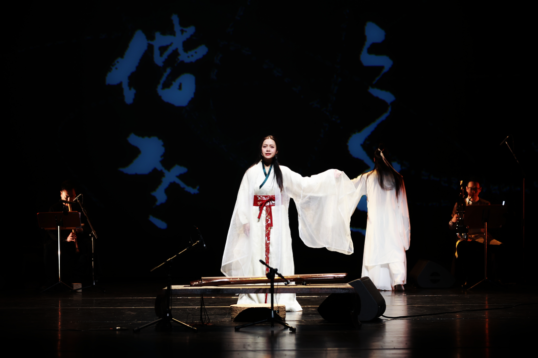 词:【先秦】《诗经 邶风 击鼓》 |曲:刘青吟唱:何怡 |舞蹈:朱晗古琴