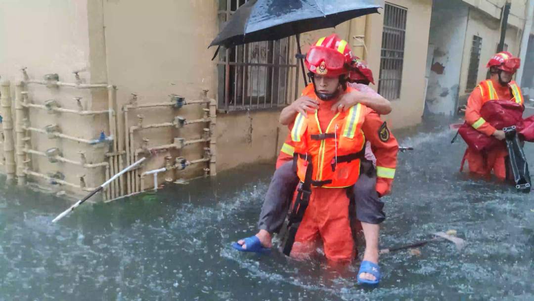 强降雨致多地内涝，广东消防成功转移被困群众