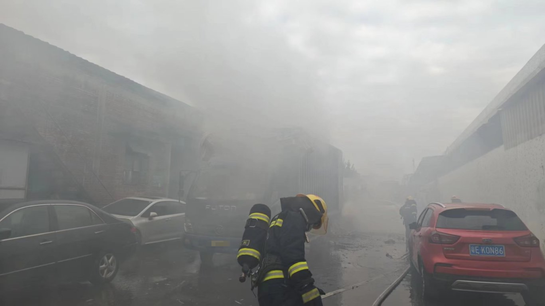 佛山禅城：纸皮着火，消防人员紧急救援 (2).jpg