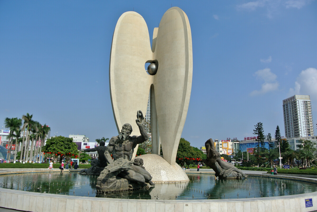 部湾广场——位于市区中心,广场中央矗立着15米高的巨型人工珠贝雕塑"