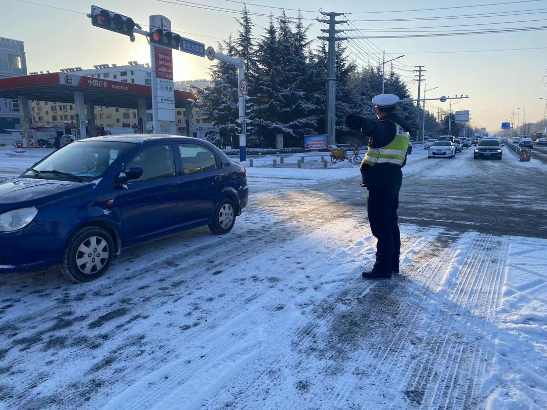 乳山公安交警雪中执勤雪中警雪中情