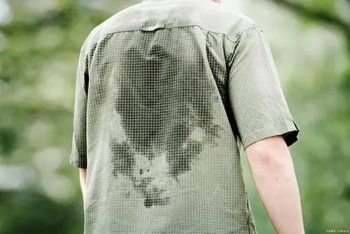 那一定是夏天天气太热,稍一运动后背都被会汗水浸湿了!