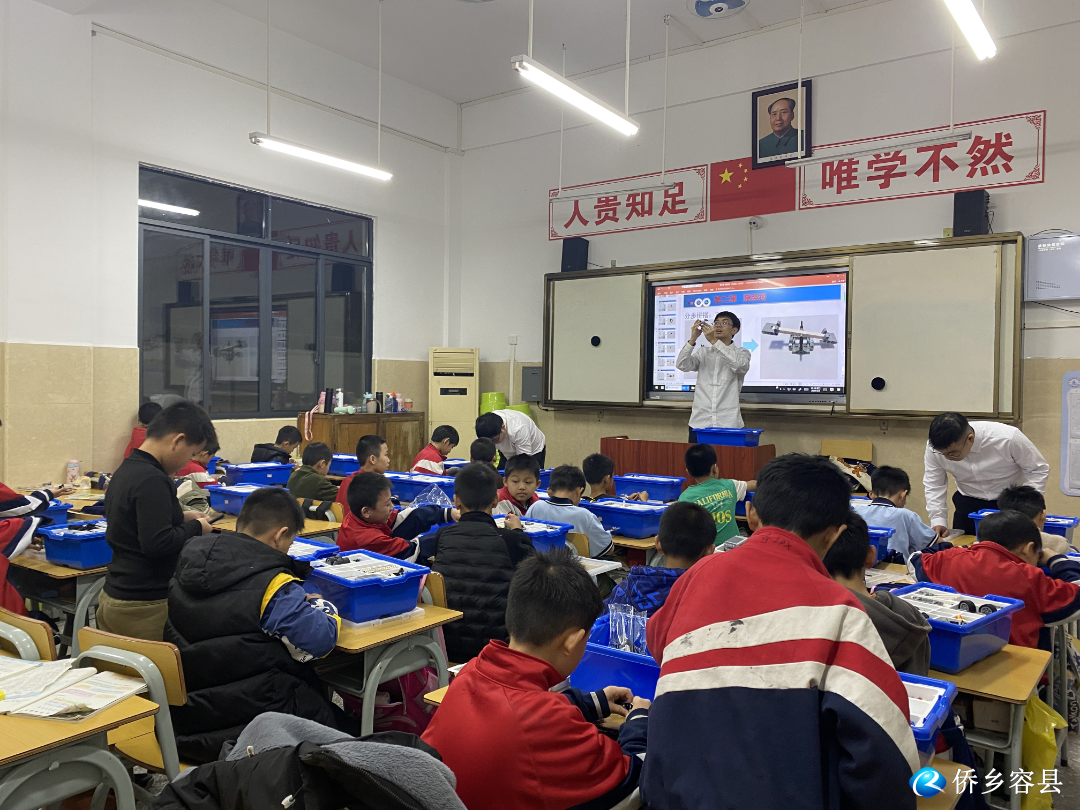 容县侨乡中小学机器人课堂点燃学子创新梦