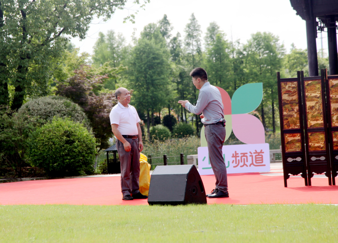 女神"鞠萍姐姐,央视少儿频道节目主持人徐柳姐姐和黄炜三位金牌主持人