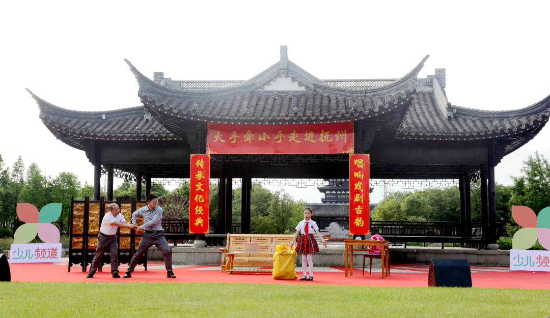 女神"鞠萍姐姐,央视少儿频道节目主持人徐柳姐姐和黄炜三位金牌主持人