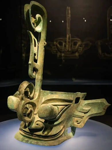 三星堆出土的青铜神树,竟然和我桌子上的一模一样!