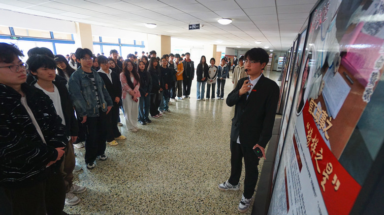 欢迎来到竞赛之星篇章,他们是5个人来自不同的三个年级,同时也是一个