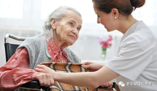 怎么使用轮椅轮椅到厕所转移技术：如何安全地帮助老年人_https://www.jmylbn.com_新闻资讯_第3张