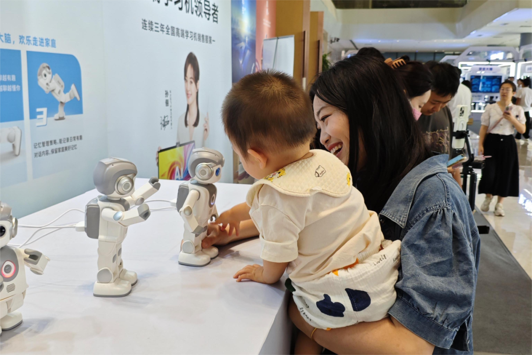 优必选首款家庭桌面AI机器人全国首发！