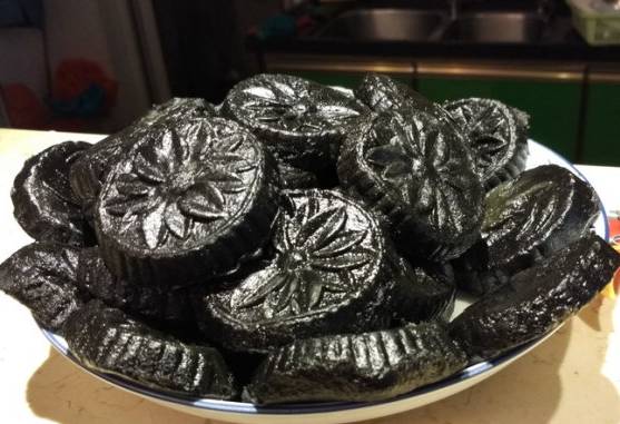 江门街边美食之鸡屎藤饼