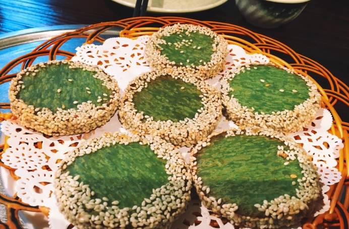 绿豆饼外边脆脆的中间软软的,加埋芝麻好香,真的手慢一点都吃不上