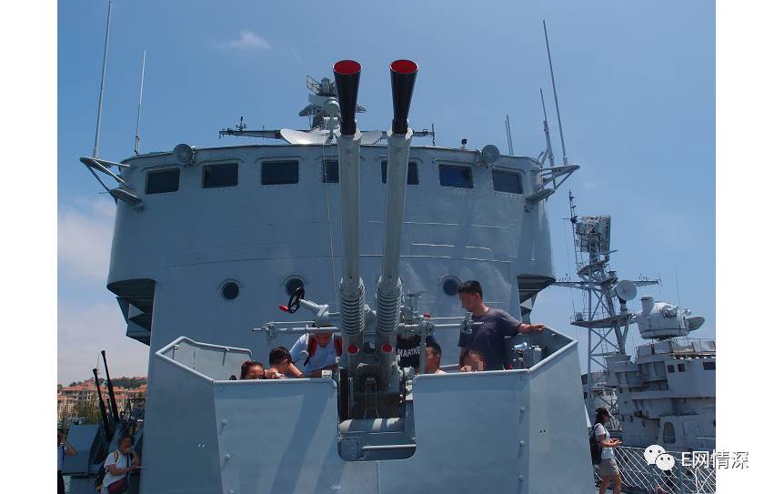 女儿操作舰炮方向机退壳通道看点五:舰首的两座12联fqf2500反潜火箭