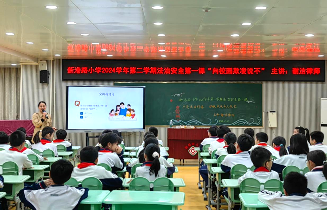 “学校法治导师”在校园里开展法治讲座