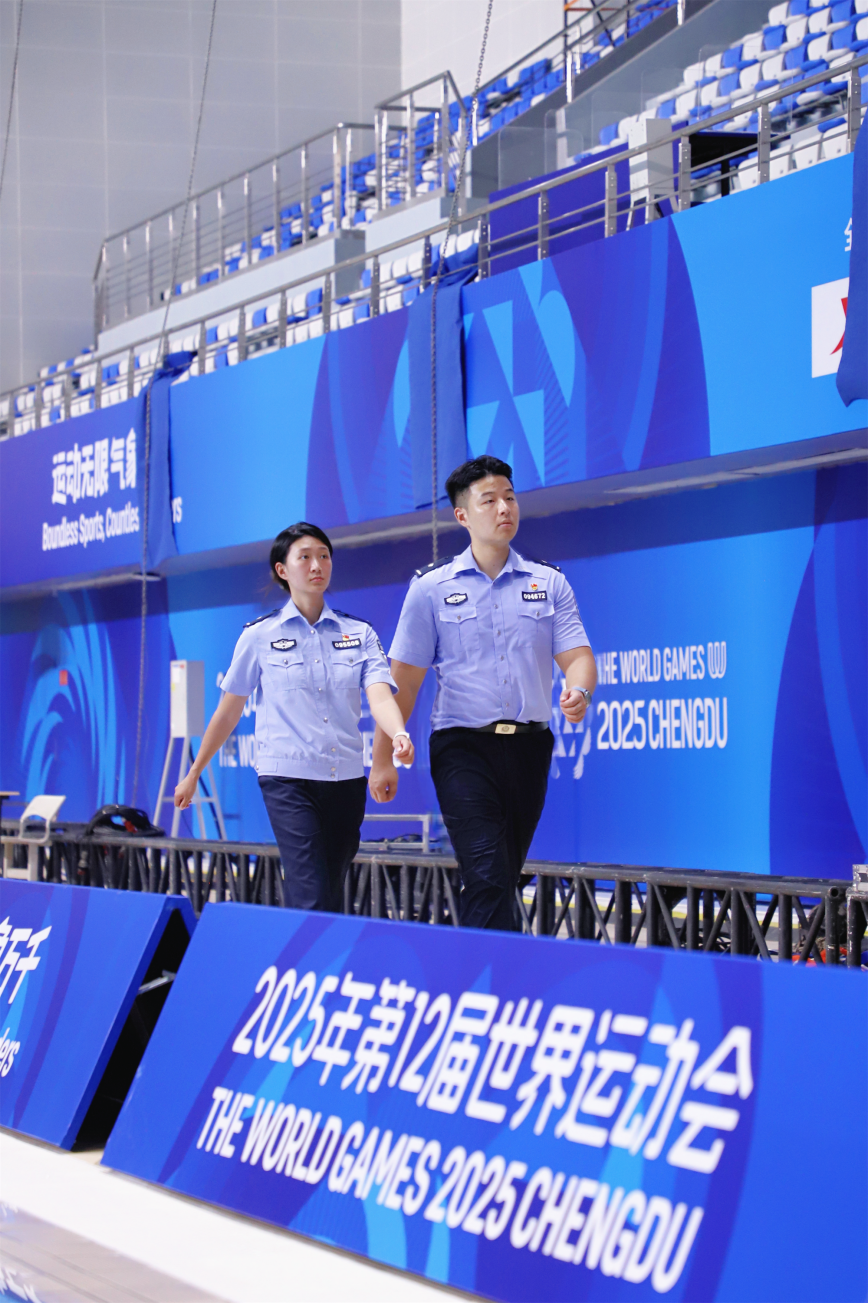 成都世运会游泳跳水馆内，民警正在进行场馆巡逻，重点检查安检设施和应急通道.PNG