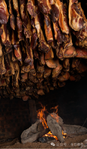 早起去菜市场挑选最新鲜的蔬菜,开启一天的美好生活.