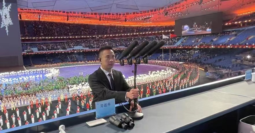 席上的话筒对场馆内为运动员致辞设置的话筒作调试2022年2月4日晚8时