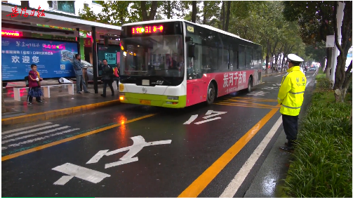 暗访丨公交车到站不靠边占了道路丢了文明
