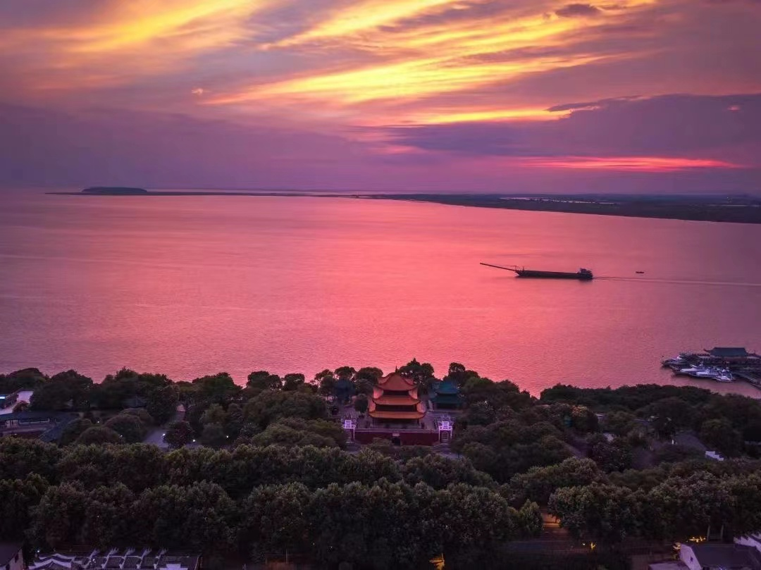 充分展示沿洞庭湖风光带的夕阳美景,网红打卡地,人间烟火气