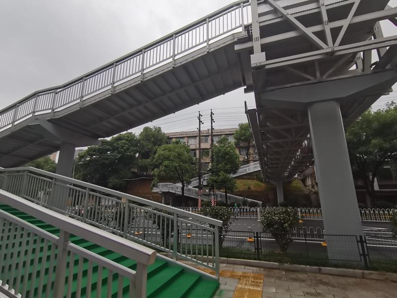 通了全省首座铝合金人行天桥在岳阳启用可像积木一样拆换移动