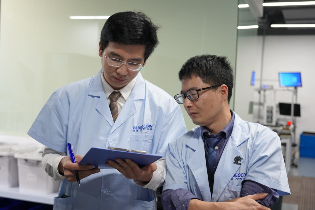 兰洋实验室研发人员详细记录测评数据