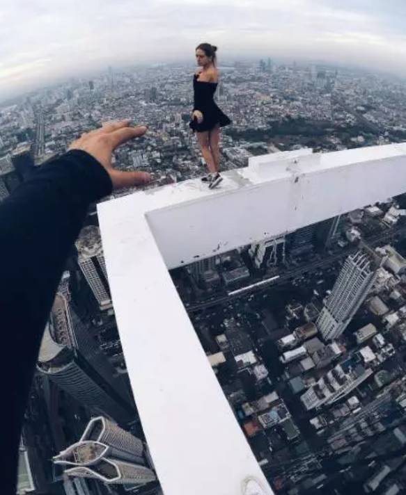 俄罗斯妹子天津117大厦自拍爆红每一张都看到腿软