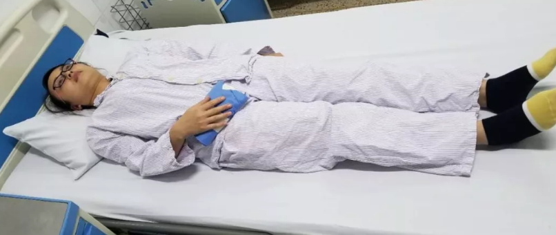 术后沙袋压迫止血整个手术一般为局部麻醉,患者保持清醒,如有任何不适