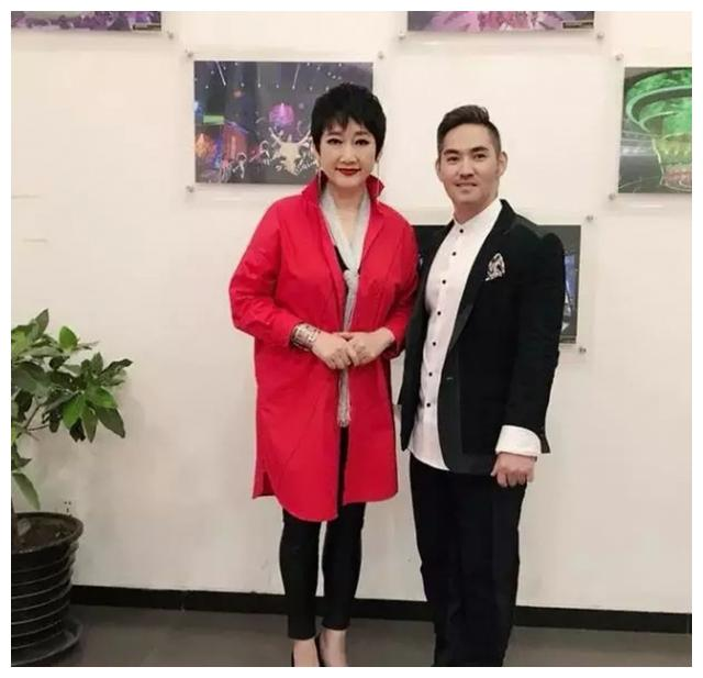 王刚前妻染红发玩摇滚，不迎合别人的审美追求个性独特，真酷啊！