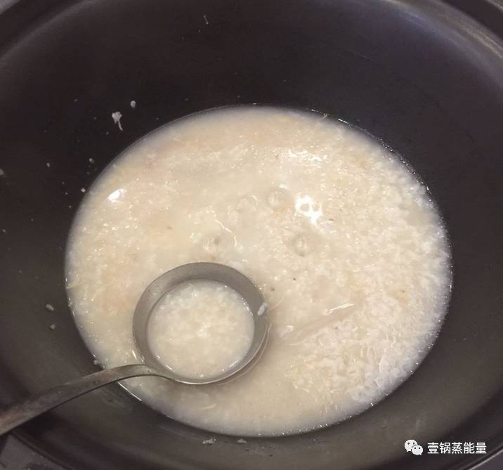 吃到最后还有一锅最终boss养生粥,米下锅时不加水,任由它全程躲在锅底
