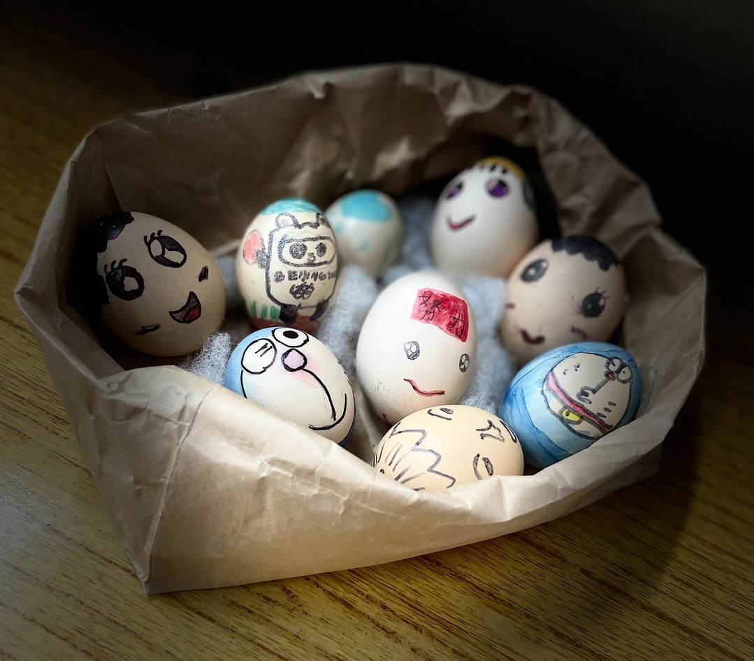 每个同学在家里挑选一颗鸡蛋作为自己的蛋宝宝,对其进行打扮和装饰