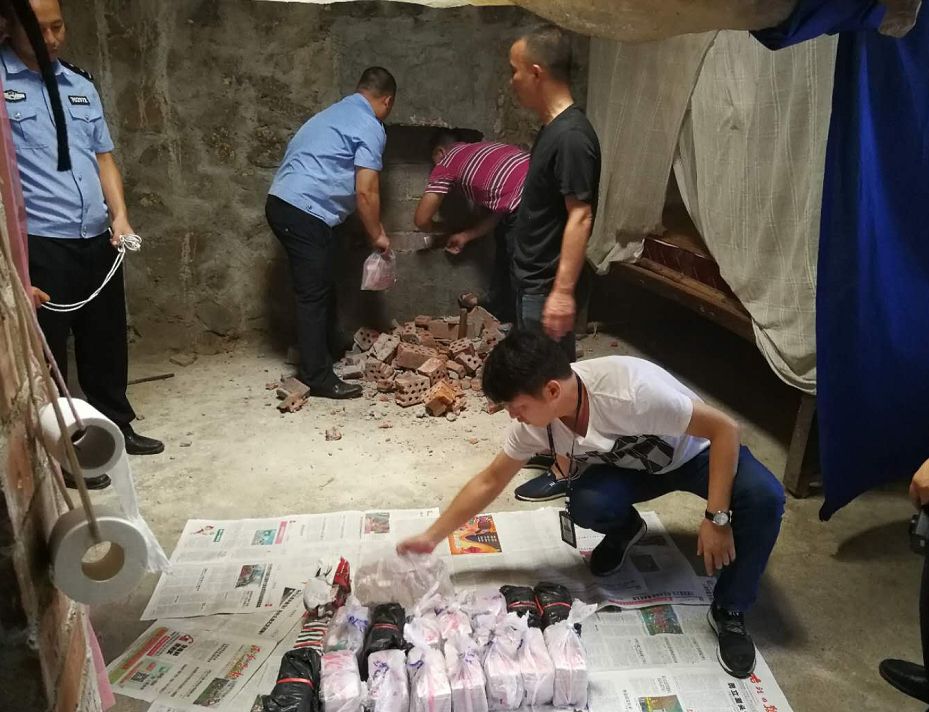 廣西破爛民房墻里被摳出幾百萬現(xiàn)金？警方這樣回應(yīng)