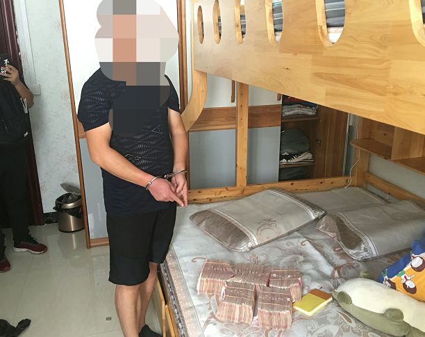 廣西破爛民房墻里被摳出幾百萬現(xiàn)金？警方這樣回應(yīng)