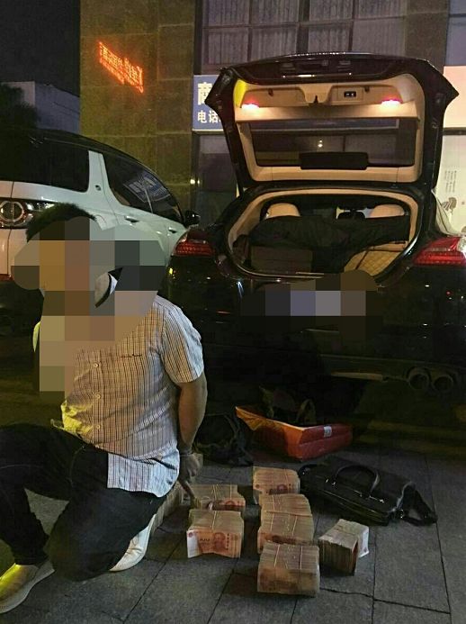 廣西破爛民房墻里被摳出幾百萬現(xiàn)金？警方這樣回應(yīng)