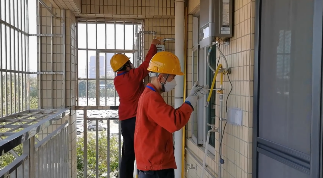 “送气下乡”工程为居民安装燃气管道