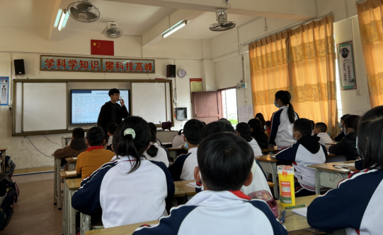 冷坑镇中心小学举行汇报课展示活动