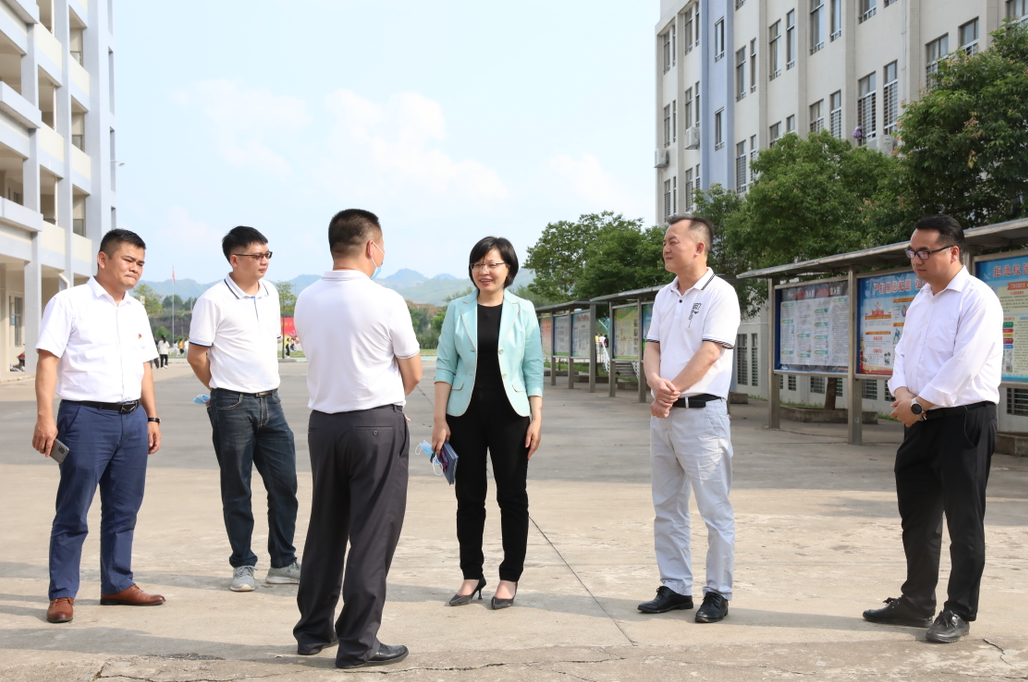 持续深化教育改革—梁丽芬常委率队调研教育工作_肇庆市怀集县人民