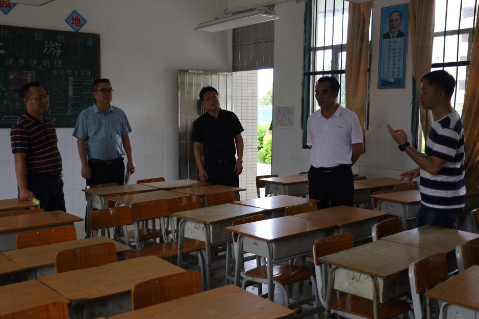 督导组一行先后到怀集县教师发展中心附属文昌小学,怀集二中初中部和