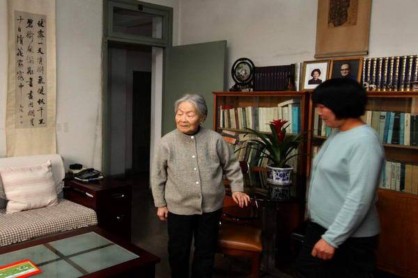 老人一辈子都住在北京三里河的一个属于国务院的宿舍小区.