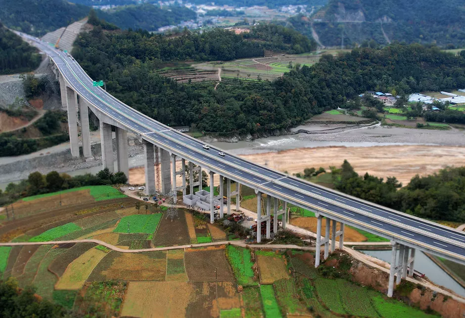 止于绵阳市平武县,设平武枢纽互通接在建g8513九寨沟至绵阳高速