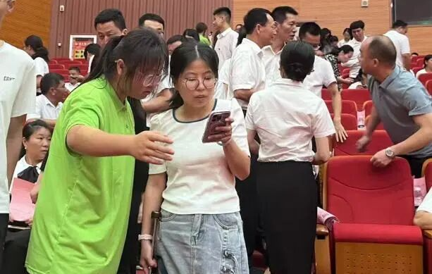 何静熙引导就坐